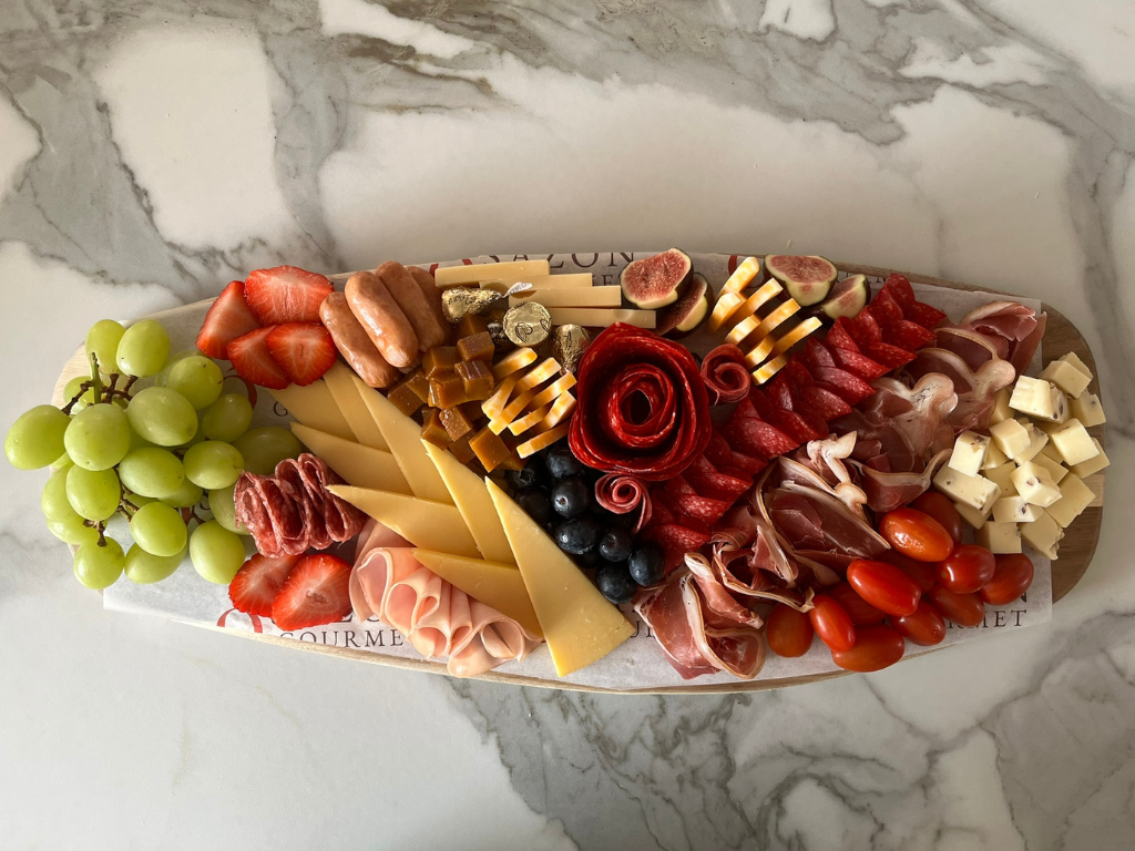 Tabla de quesos y charcutería Sazón Gourmet para compartir al centro de la mesa